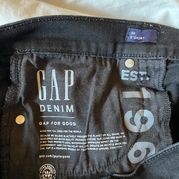 Gap Black Denim 3” Distressed Cut Off Shorts Women’s 30 - Picture 2 of 6